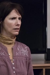 Room 104 – S02E05 – Woman in the Wall