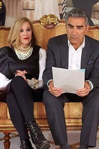 Schitt’s Creek – S01E01 – Our Cup Runneth Over
