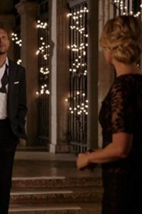 Playing House – S02E07 – Officer of the Year