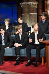 The Late Show with Stephen Colbert – S01E750 – Pod Save America/BTS