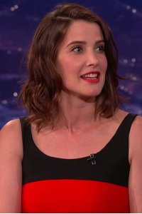 Conan – S01E734 – Cobie Smulders/Jay Larson/Jenny Zigrino