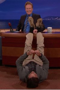Conan – S01E1080 – Luke Wilson/Jeff Bauman/Atlas Genius