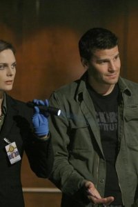 Bones – S02E06 – The Girl in Suite 2103