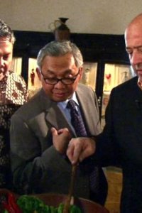 Bizarre Foods with Andrew Zimmern – S04E16 – Embassy Row