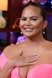 Watch What Happens Live with Andy Cohen – S20E92 – Chrissy Teigen