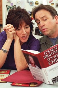 8 Simple Rules… for Dating My Teenage Daughter – S01E08 – By the Book