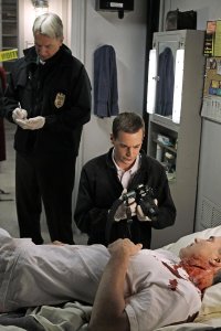 NCIS – S08E14 – A Man Walks Into a Bar…