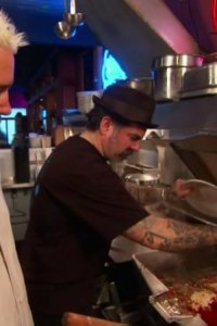 Diners, Drive-ins and Dives – S06E04 – A Burger, a Bowl and a Slice