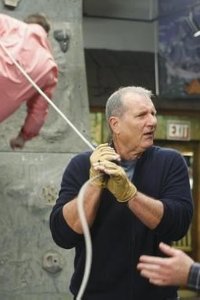 Modern Family – S02E20 – Someone to Watch Over Lily
