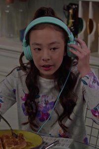 Modern Family – S10E14 – We Need to Talk About Lily