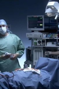 Casualty – S20E17 – Casualty @ Holby City: Deny Thy Father – Part 1