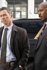 Law & Order – S22E14 – Heroes