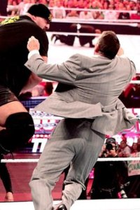 WWE Raw – S19E76 – Big Show knocked out Mr. McMahon!