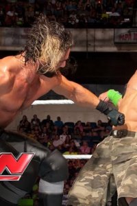 WWE Raw – S22E28 – 2-on-3 chaos in the main event