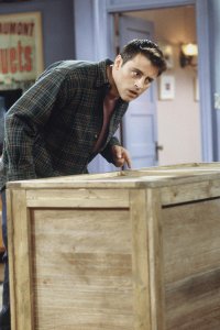 Friends – S04E08 – The One with Chandler in a Box