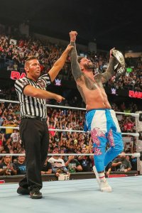 WWE Raw – S32E39 – YEET! New WWE Intercontinental Champion