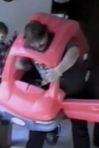 America’s Funniest Home Videos – S01E04 – Three Kids Sled Into the House