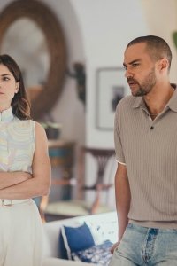 Hotel Costiera – S01E03 – April
