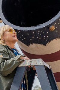 High Desert – S01E08 – I Need a Hero