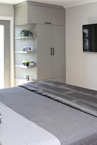 Christina on the Coast – S01E02 – Master Suite Makeover